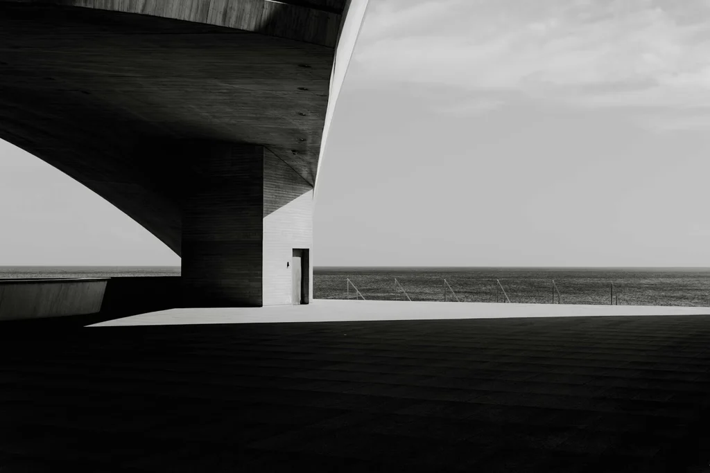 Concrete architecture facing the sea horizon in black and white